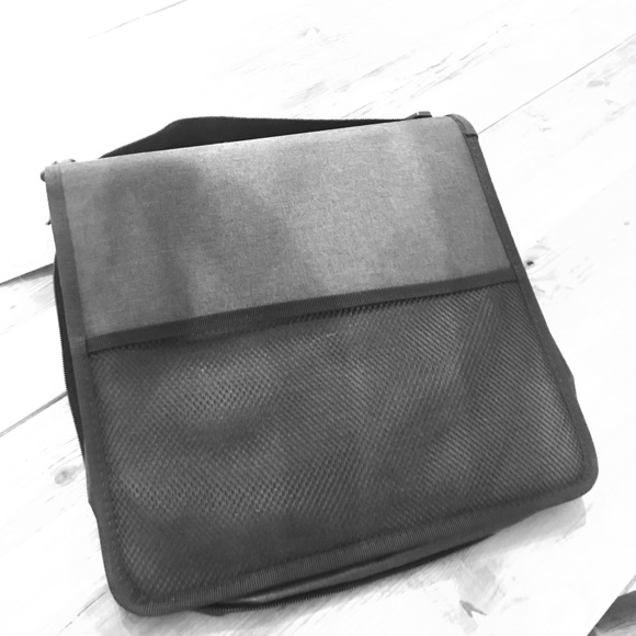 Staples 3" ZipperedBinder Notebook 3 Ring  Pockets - Picture 1 of 3